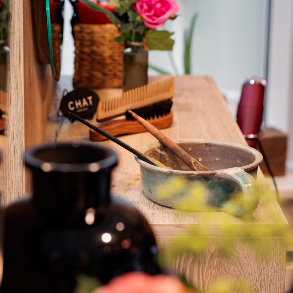 Blick in den Friseursalon auf eine Schale mit Pflanzenfarbe